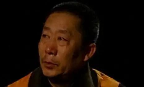 2009年，内蒙古，妻子与情夫同床7年，男子却主动让出卧室，自己窝在又窄又黑的小