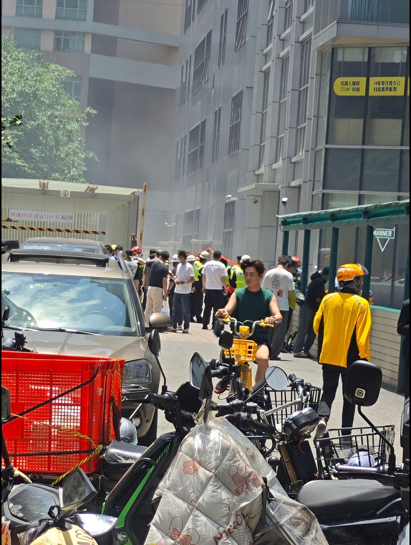 今天徐家汇，某地库出口。 