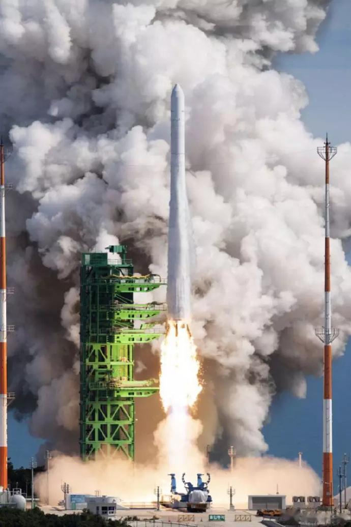 祝贺，似米大的棒棒火箭和卫星终于回老家了——韩国自研运载火箭世界号于今天傍晚发射