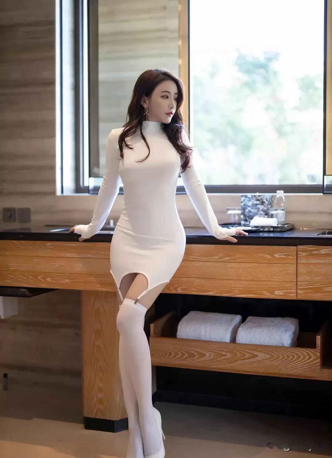 #晒出女神相片#
#迷人的极品身材# #好身材性感女神# #性感翘臀完美身材# 