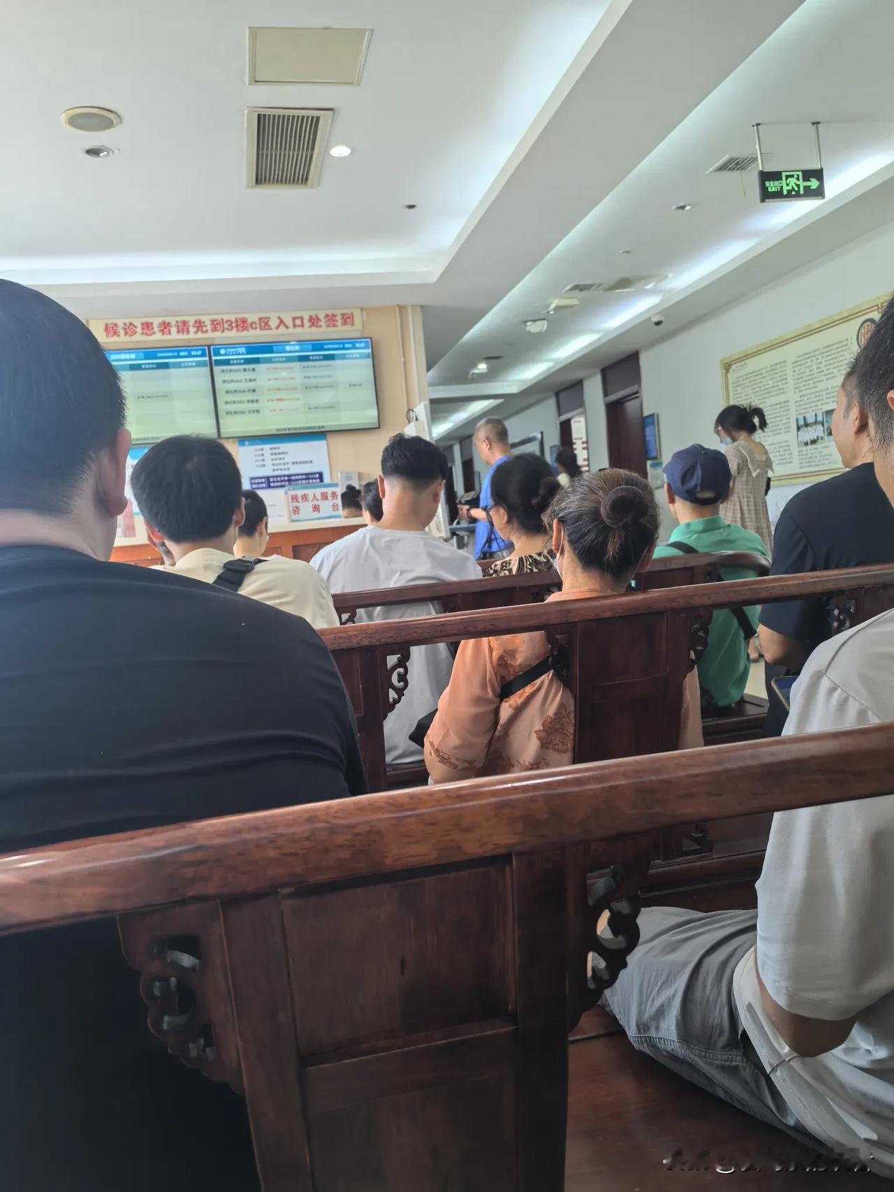这几天胃不舒服，可能是前几天喝酒的原因吧。
在医院的小程序上挂了一个副主任医师的