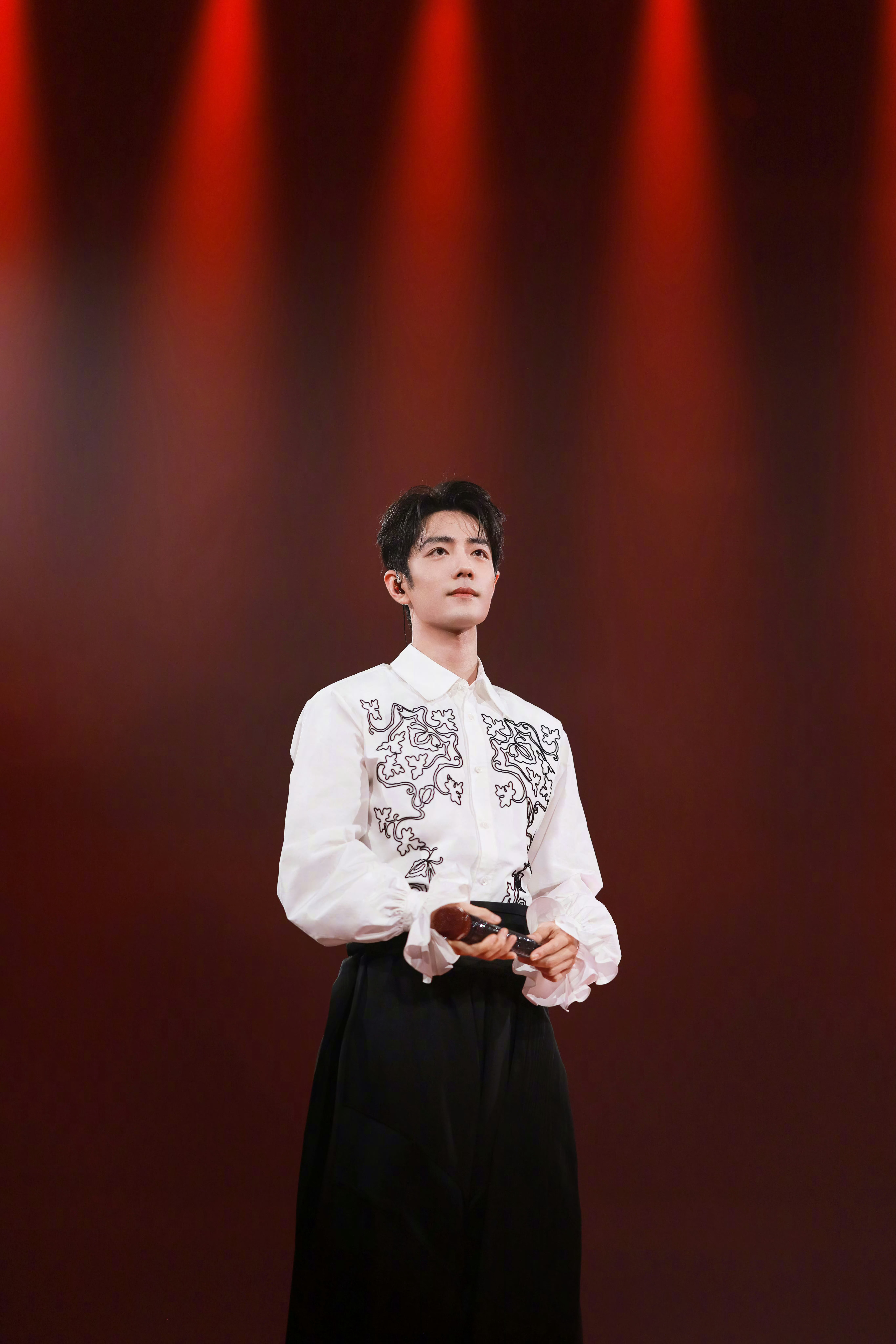 FocusStar肖战惊喜亮相那英北京演唱会，身着VIVIANO 2027春夏系