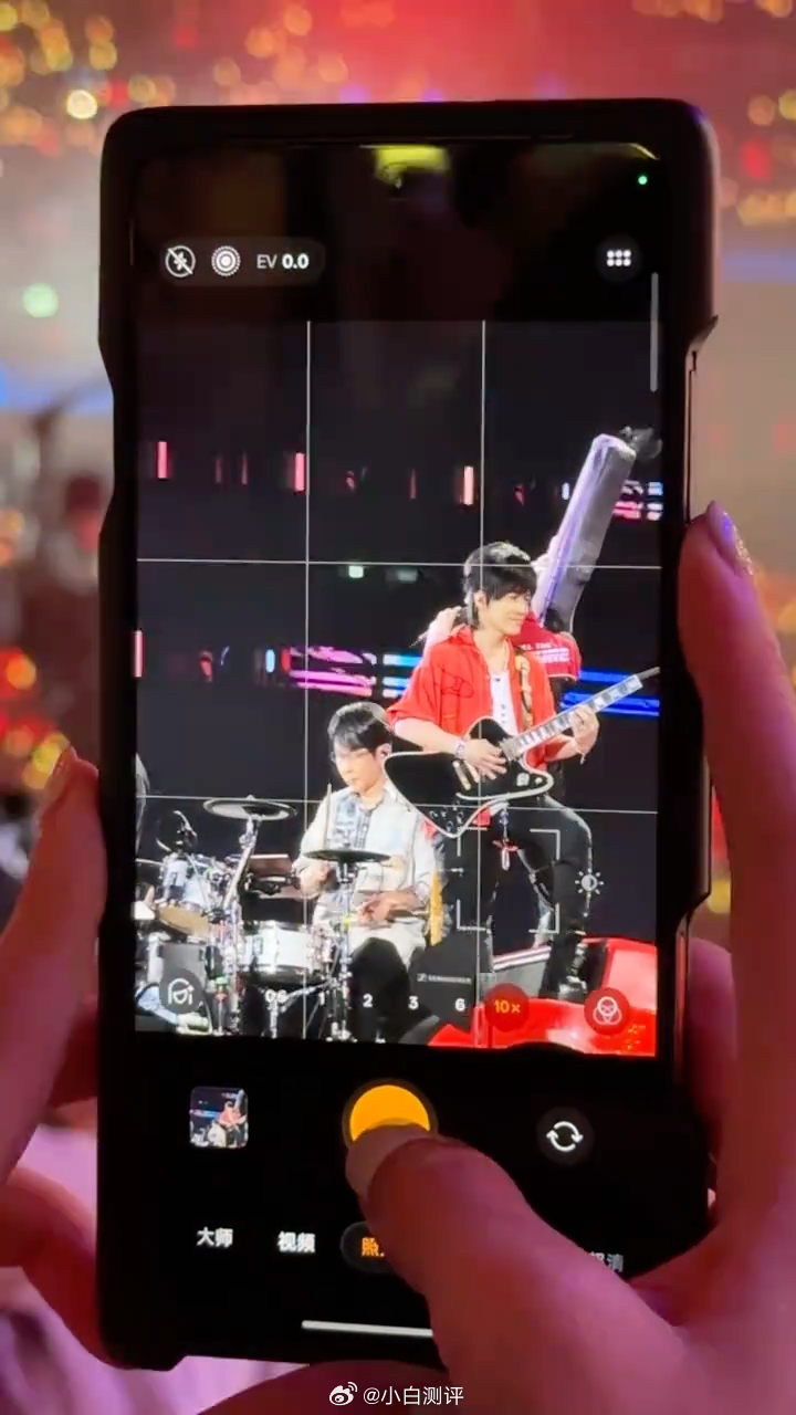 评论区有网友说我才注意到，Find X9 Ultra的相机拍照界面UI好像增加了