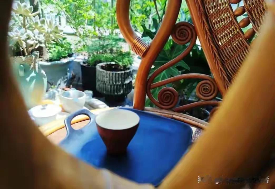 品鉴一款茶就如品悟一段故事，最难舍其中滋味，茶的生活，不舍不弃，已融入血脉。