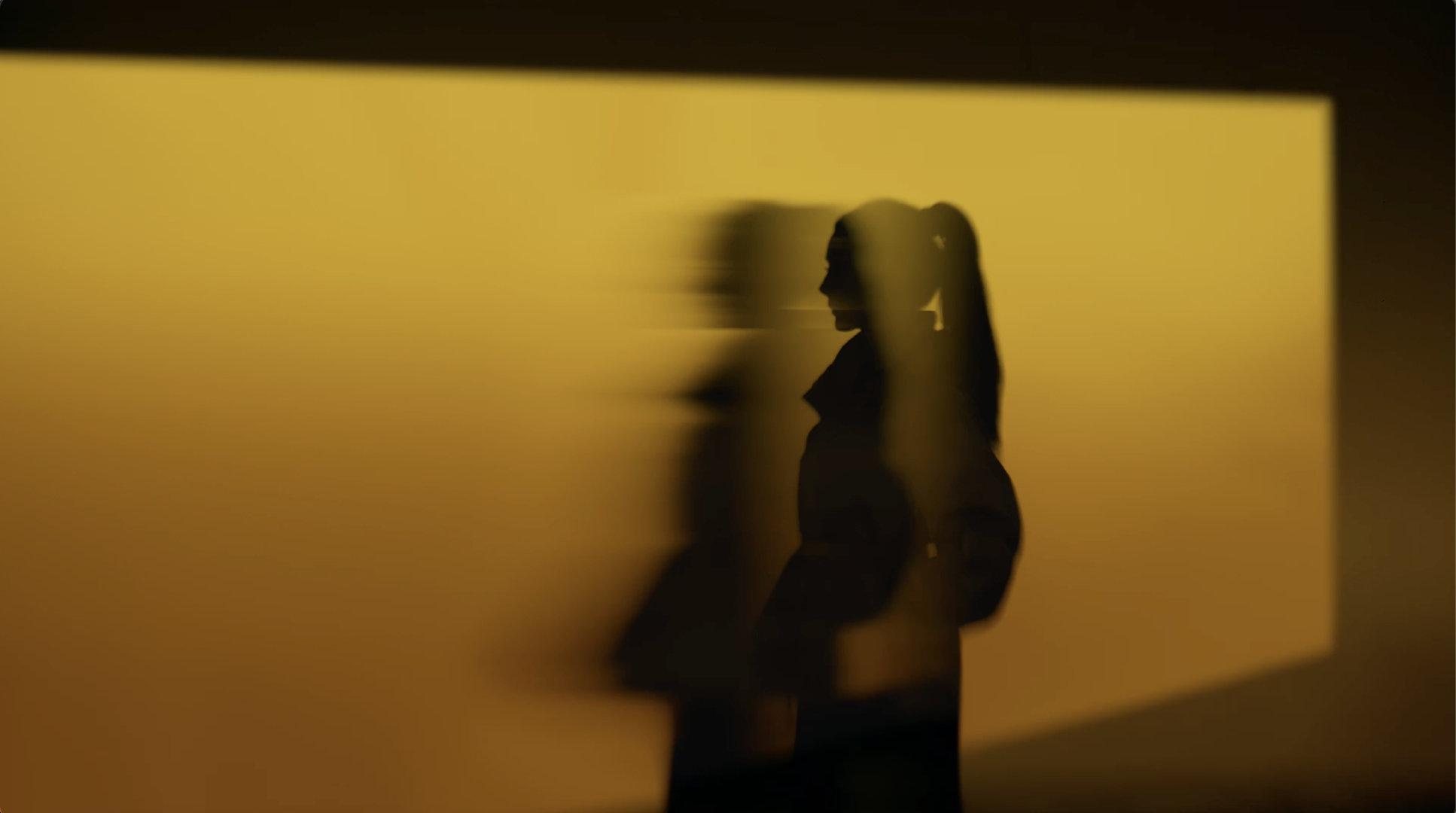 杨幂云锦鹅绒服大片 全新TVC上线即封神！身穿非遗云锦鹅绒服，轻松把贵气感拿捏得