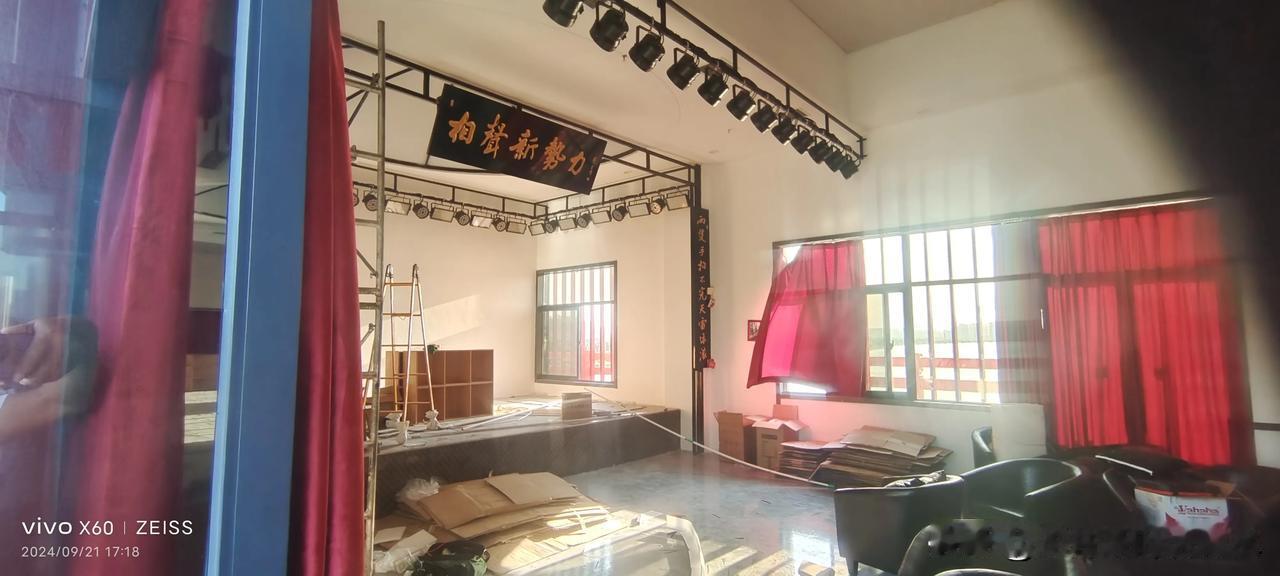 咸阳古渡廊桥二层，北面的房子，在弄相声演艺场，什么时候开业？笔者还不清楚。也不影