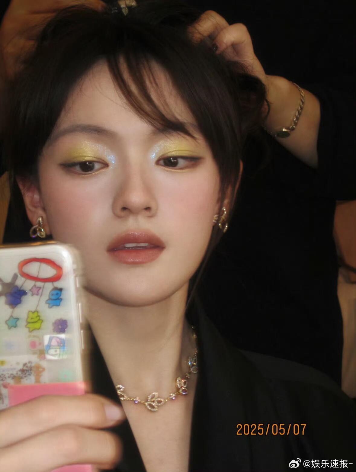 文淇烟熏妆 生图直出杀疯了！浓郁烟熏勾勒冷感眼型，红衬衫搭配包头巾，甜酷反差碰撞