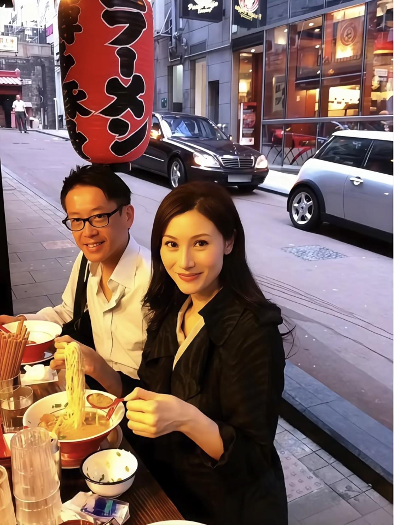 李嘉欣与许晋亨的旧照，2010年，两人刚结婚一年多点，许晋亨陪李嘉欣在街头吃拉面