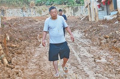 他拼死逆行成泥人带领全村安全撤离被这张泥人照片震撼到了泥浆裹满全身，脸已辨不清模
