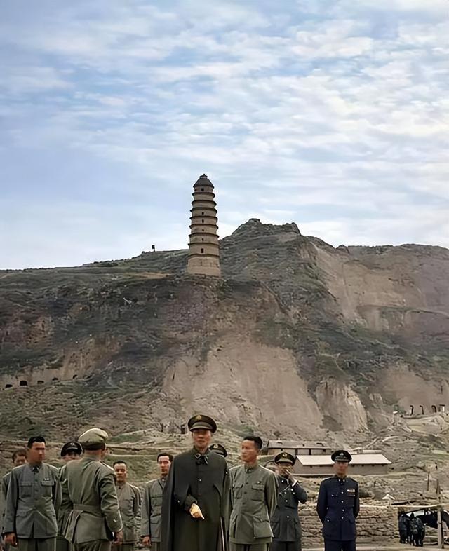 1947年，国民党攻下了延安，蒋介石还亲自跑来“巡视”了一番。