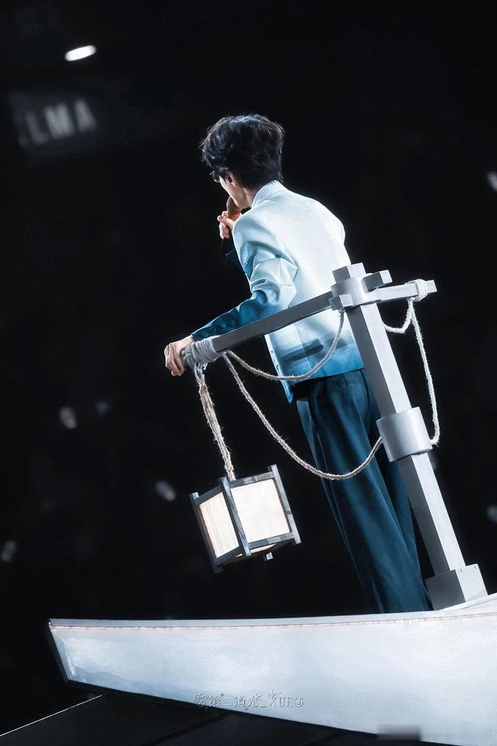 许嵩紧急撤回一个比心 台上认真唱歌的样子和紧急撤回比心的小动作放在一起，这人怎么