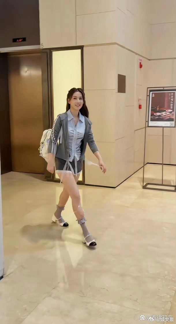 离婚之后的黄圣依，少女感直接拉满，宛如女大学生一般，状态重回巅峰！ ​​​