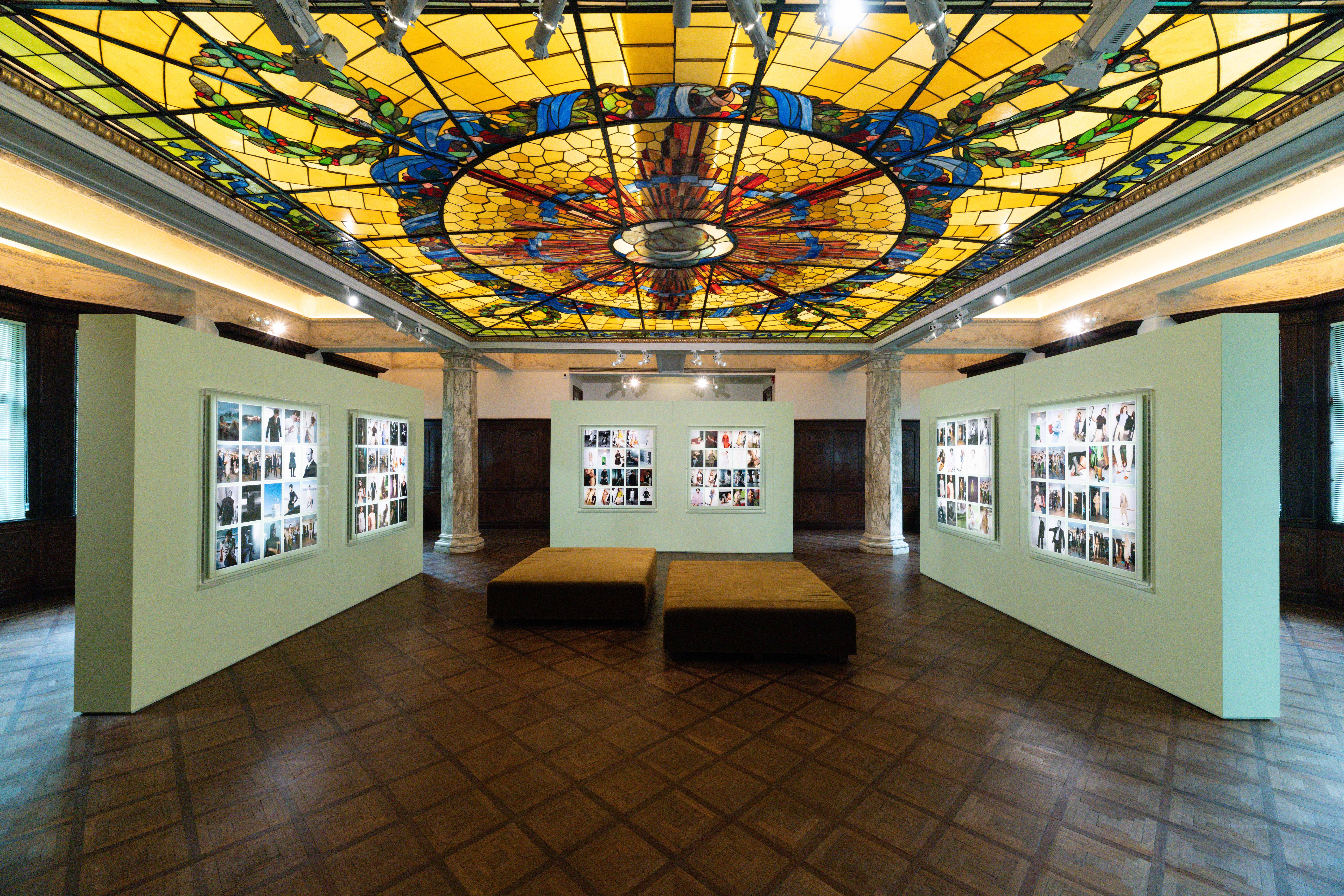 Prada荣宅三层的寓所空间限时展出全新假日系列，女士系列中，作为Prada品牌