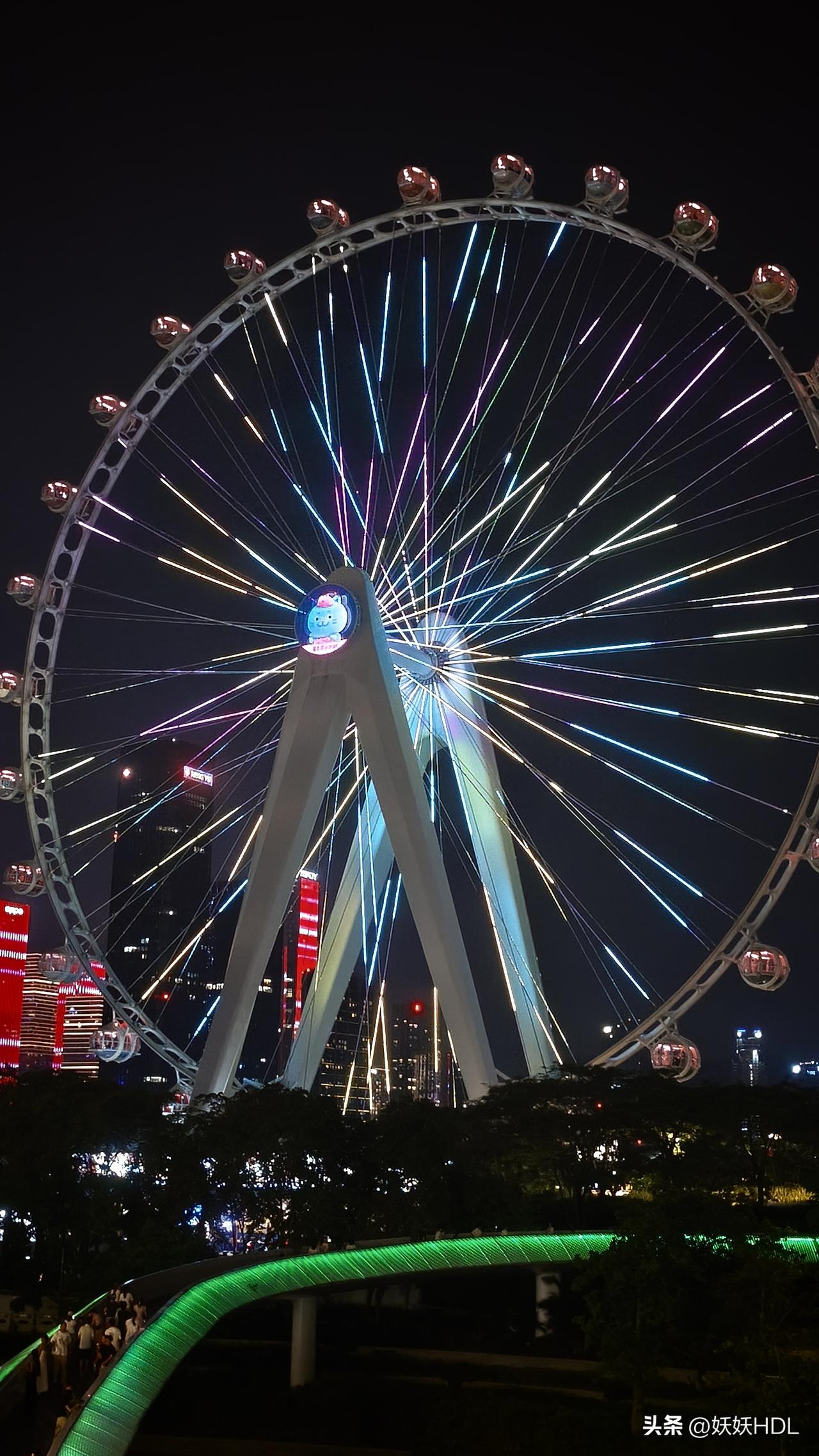 夏日游玩好去处，
深圳欢乐港湾，
湾区之光摩天轮。
灯光闪烁，
夜色温柔。