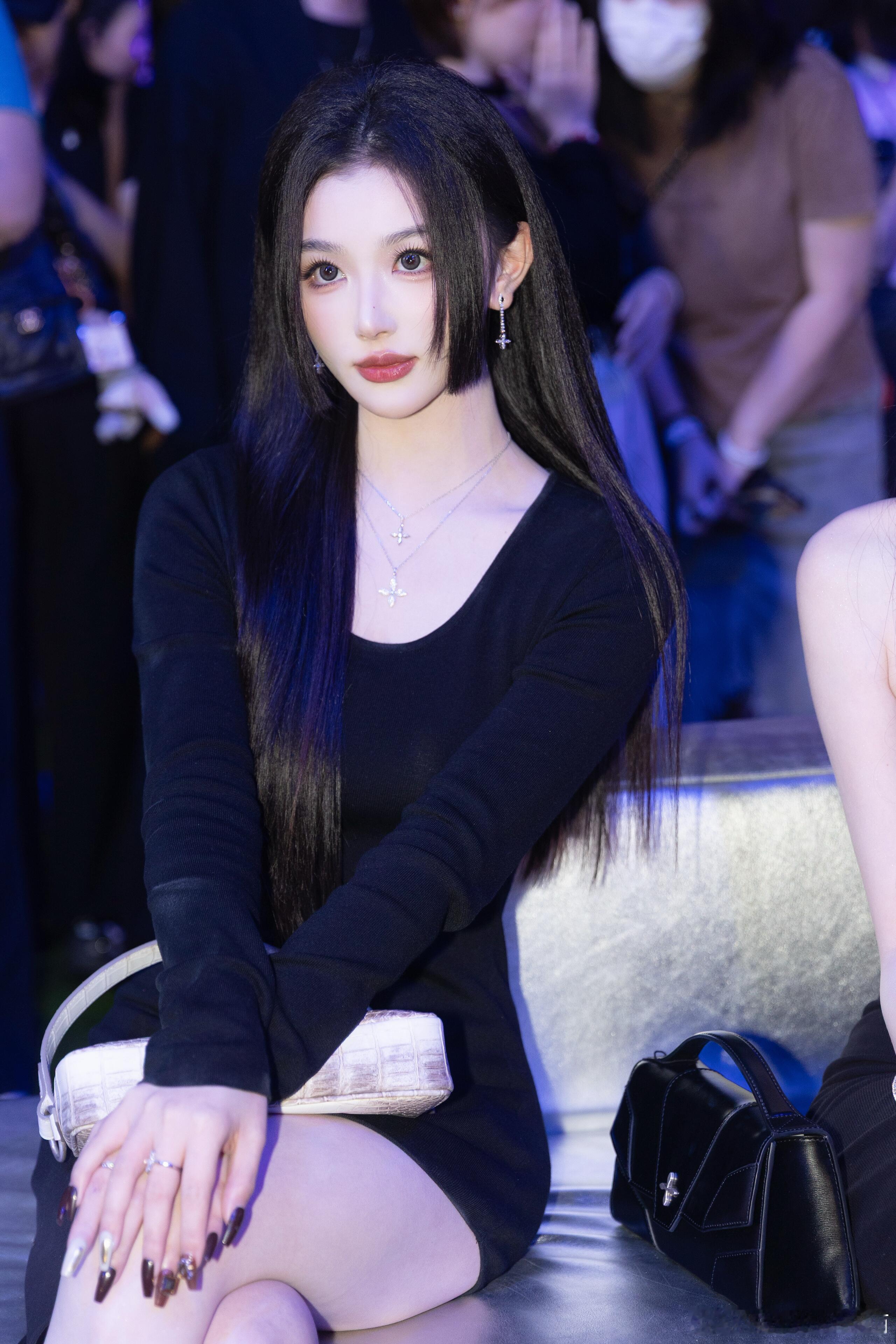 孔雪儿自曝可以一周不洗头 敢于在综艺里聊这种生活化的小细节，不立完美女神人设，孔