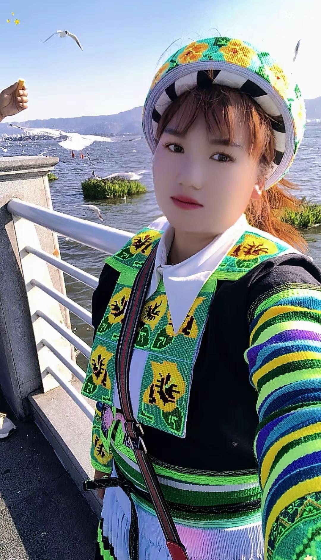 人间烟火小，清欢滋味长，不慕流光溢彩，但求日日安康，漫煮岁月三分暖，浅酌人生一味