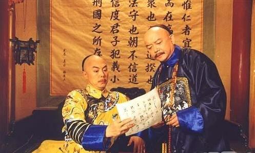 “刘罗锅不是驼背，是乾隆朝最硬核的‘人形弹幕’——御史参他‘貌寝不敬’，他当场解