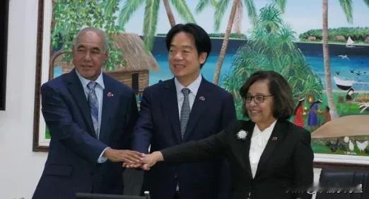 赖清德停美犯了一个大错，窜访马绍尔群岛学习蔡英文使用金钱外交更是错上加错。

赖