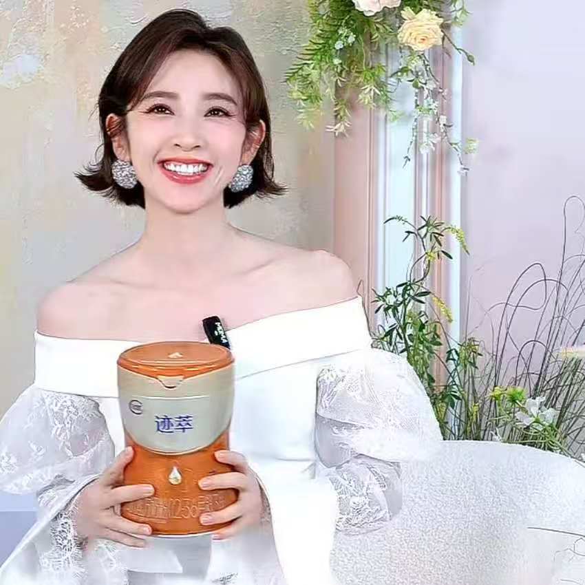 唐艺昕赶不上飞机了还在饭撒行程紧急忙着狂奔赶航班，唐艺昕依旧不忘回头挥手比心、耐