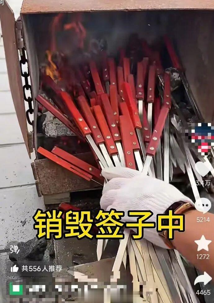 顾客烧烤店内用铁签喂狗！店主发声：已经被责令停业整顿
