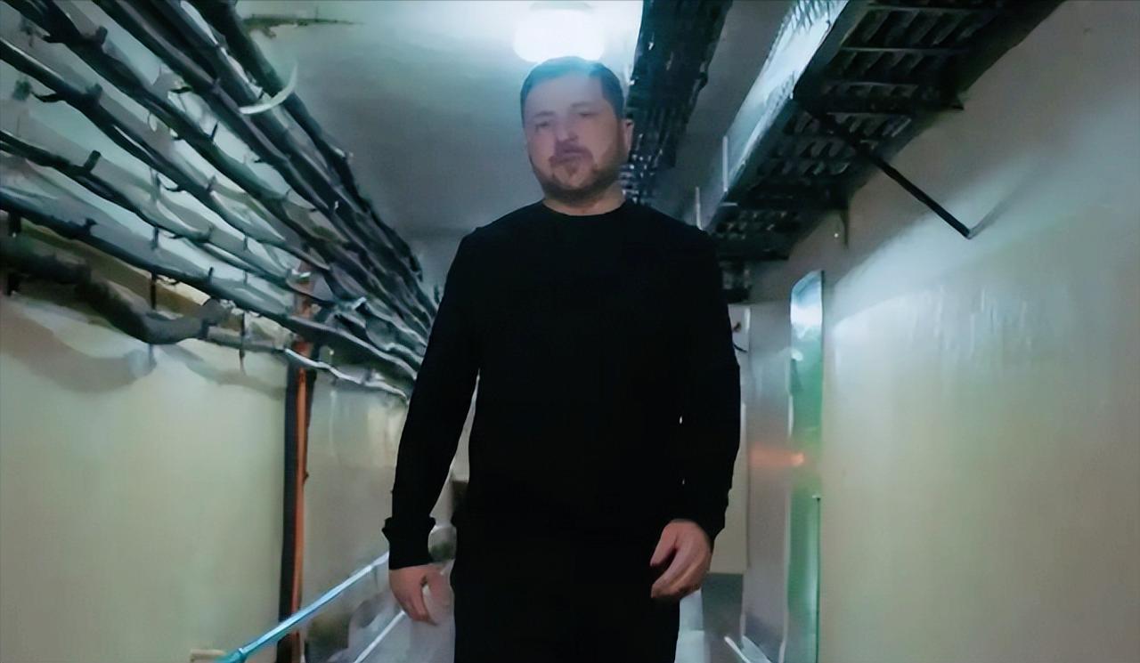 俄乌打了4年，泽连斯基第一次曝光藏在总统府地下的“秘密堡垒”。
 
这段视频一放