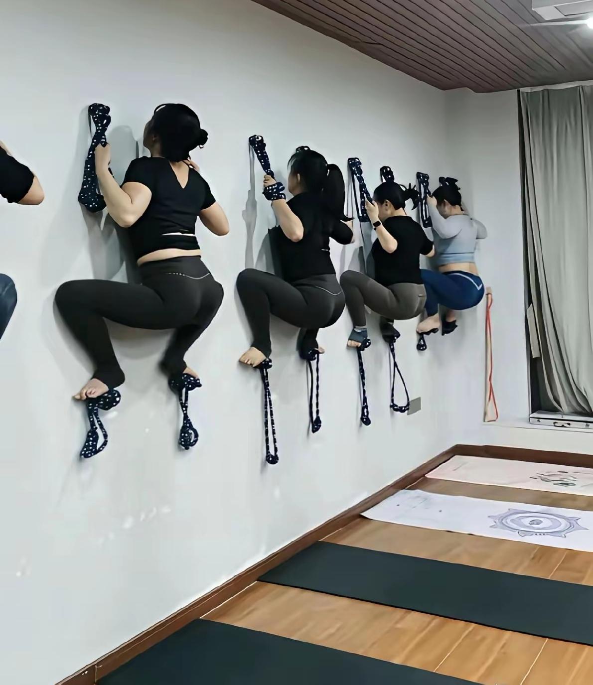 看了这些人是不是很想笑，这是在干嘛？
练蛤蟆功吗？
其实是在练瑜伽，一种新型的瑜