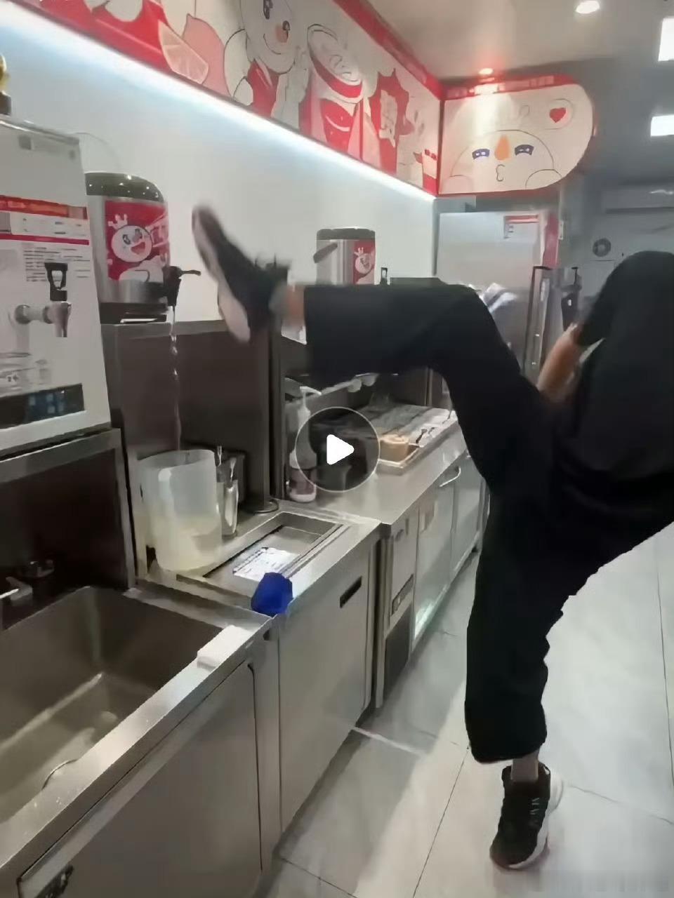 蜜雪冰城被曝员工用脚关直饮水桶你们平时会点蜜雪冰城吗?我喝过几回他们那个葡萄美式