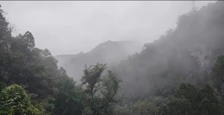泪目！6 名退休老师去贵州旅游，突遇大雨，在一农户家躲雨，主人家做了 9 菜 1