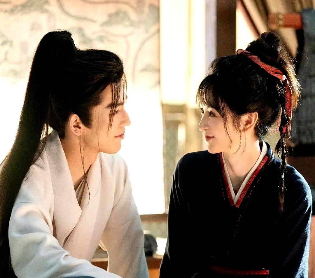 古偶剧终于不撒花瓣雨了！

张凌赫和田曦薇主演的《逐玉》，腾讯热度直接干到300