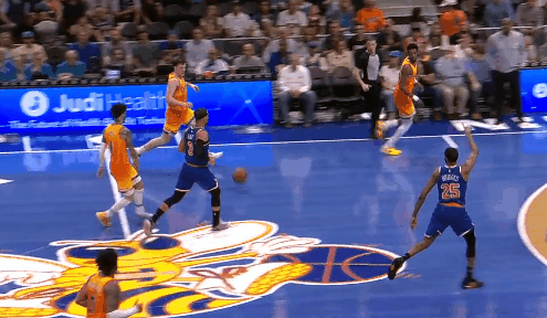 今天克弩射中赛季第253发三分球，三分球总数继续领跑NBA。史上单季250发三分