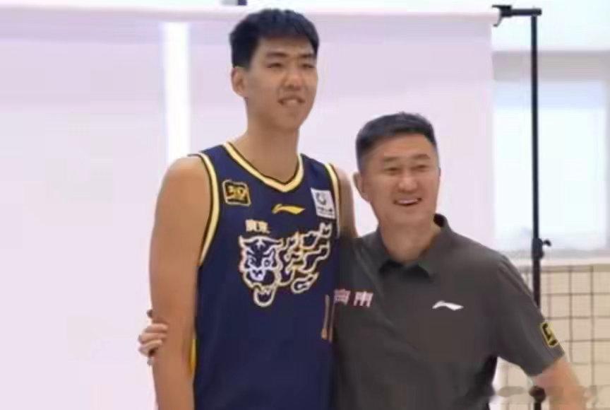 曝徐昕正运作出国打球 广州与广东达成一致解除徐昕租借合同，为他出国扫清障碍。上赛
