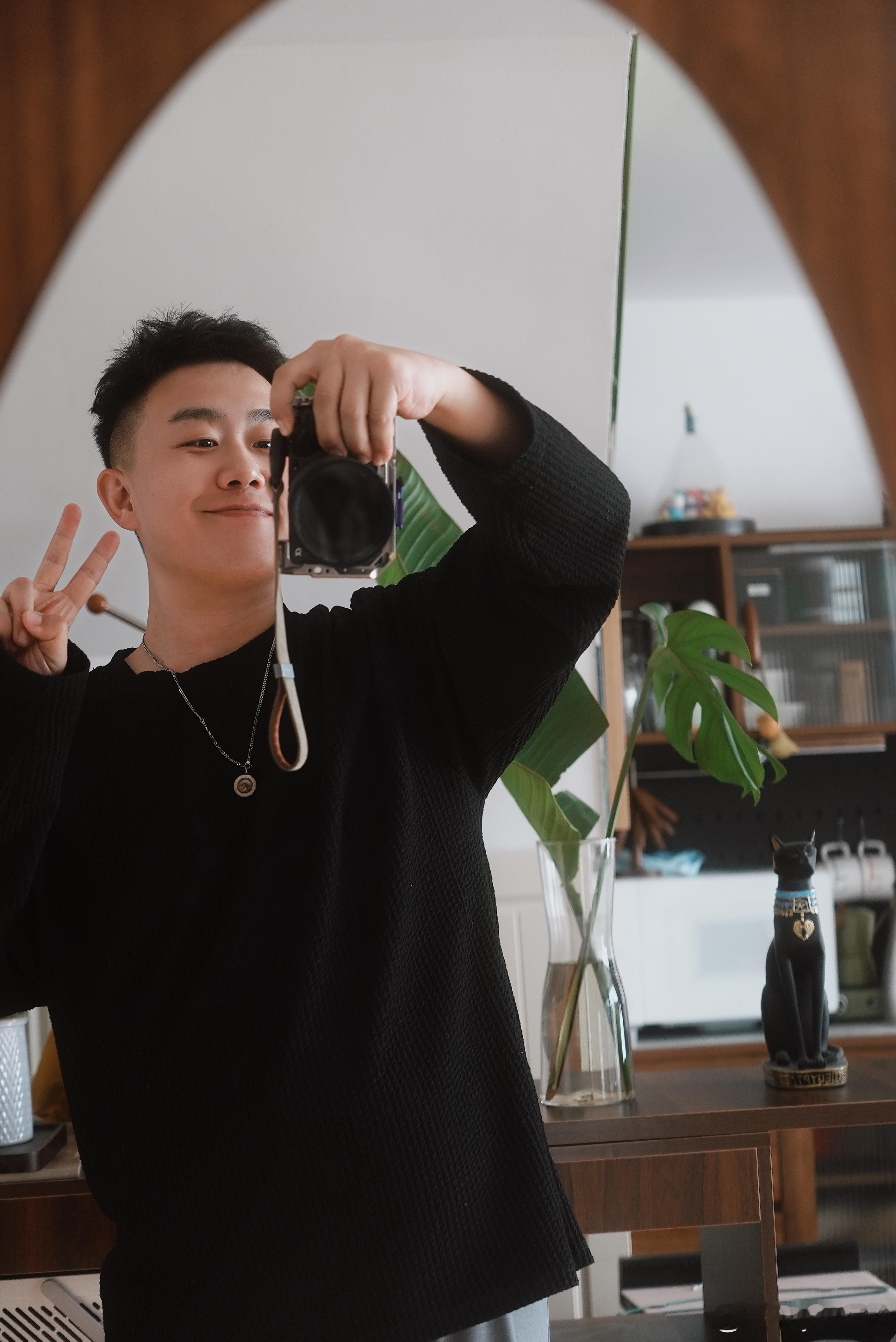 2025年的这一年里让很多人看到了自己回不去的家乡，让很多抑郁不开心的人短暂快乐