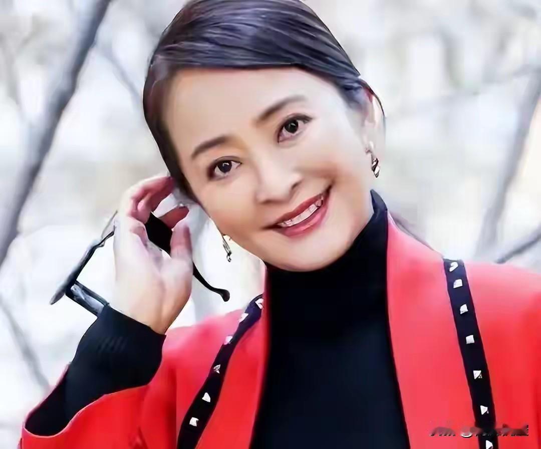 李勤勤一婚嫁日本，二婚嫁美国，三婚嫁法国，
年轻时公开放话：绝不嫁中国人，被骂到