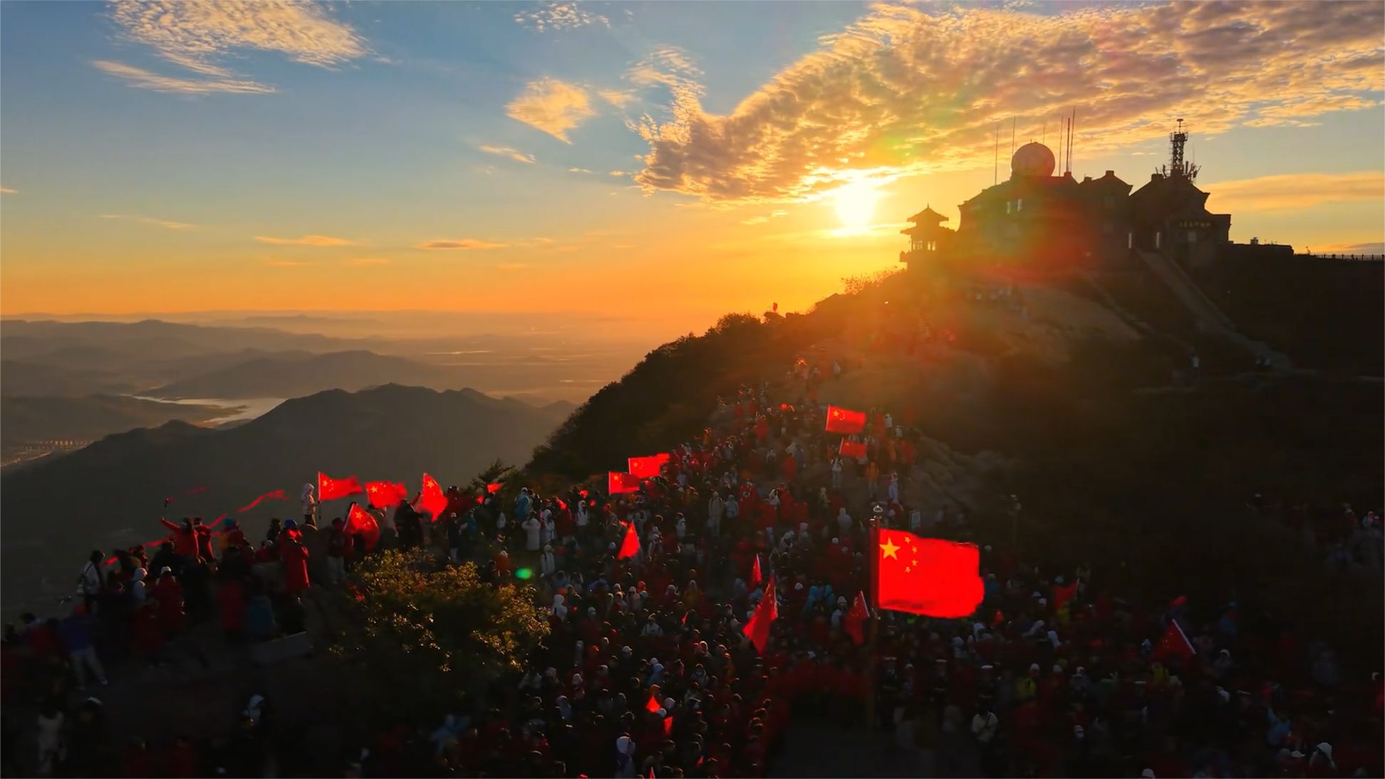 国庆假期多地游客络绎不绝：西湖断桥游人如织 万人齐聚泰山之巅看升旗
