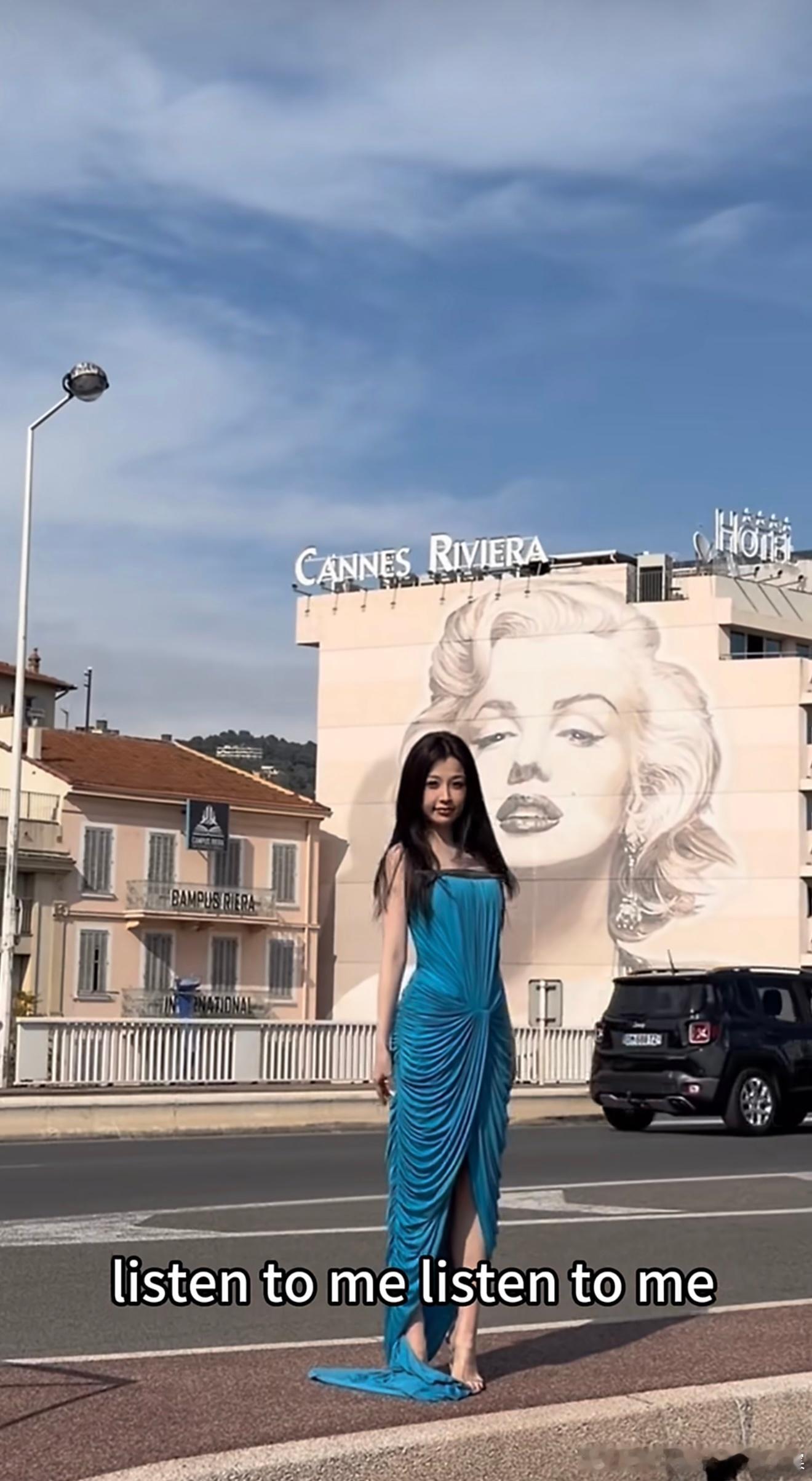 虞书欣和玛丽莲梦露合照🥹🤲🏻和玛丽莲梦露壁画合照的欣欣!!虞书欣和玛丽莲梦