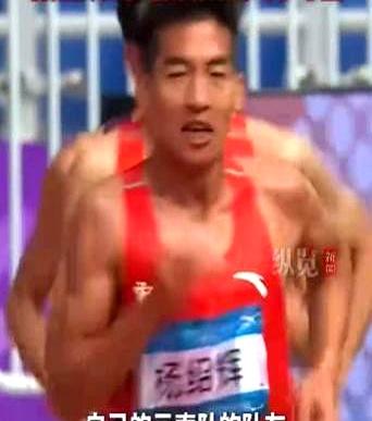 文章主要讨论全国田径赛事中男子1万米决赛的争议判罚。
 

最后一圈半云南队杨绍