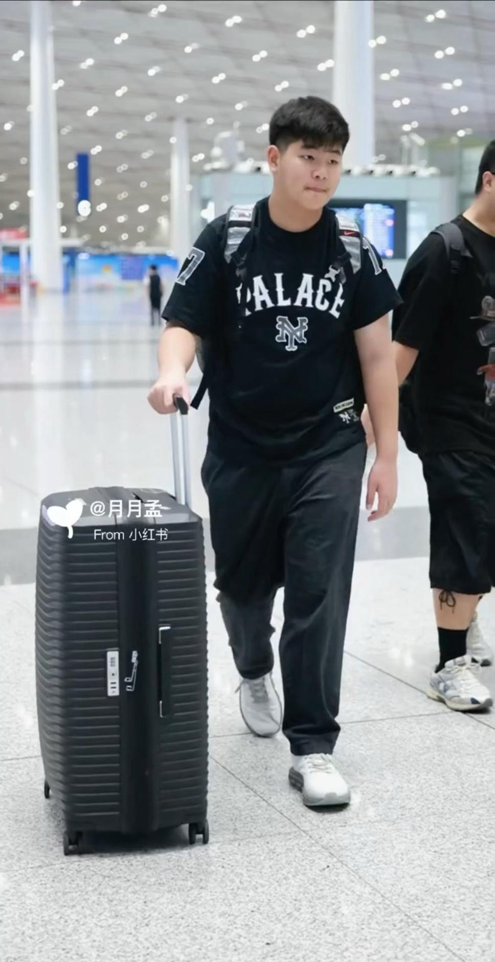 沙溢胡可陪安吉小鱼儿去英国读书

哦莫[翻白眼]小鱼儿12岁就一米八了…[捂嘴哭