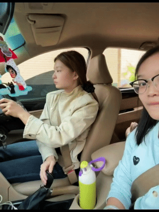 第一次见女司机的这种神操作，
惊呆我的下巴[赞]