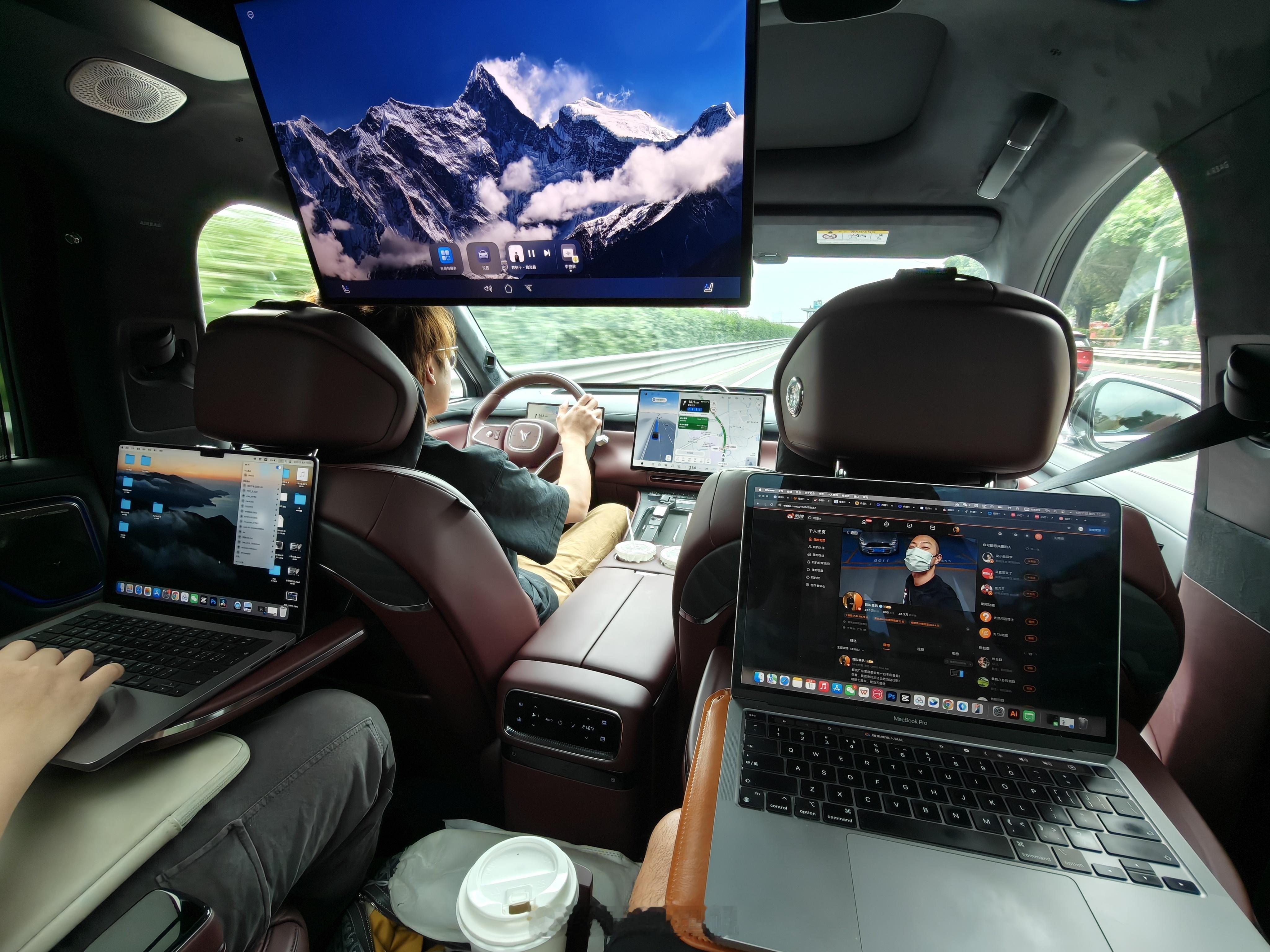 出发！！！！！路上工作两不误！岚图泰山的小桌板高度好评如果再大一点更加完美车似生