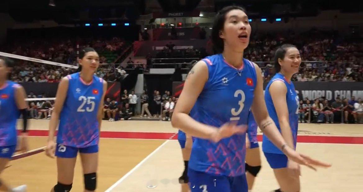 插播：波兰女排1-1越南女排（23-25 25-10）2025女排世锦赛排坛动态