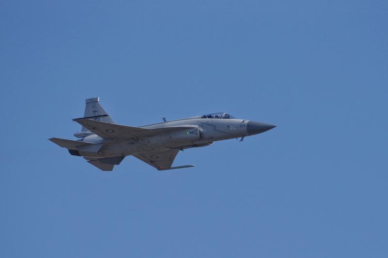 凌晨突袭！巴铁空军这波操作太狠了
JF-17枭龙低空炸窝、F-16空中压阵，翼龙