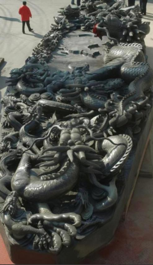 1991年，河北一村民上山砍柴，又累又热，坐在一块石头上歇息。不料这一坐，竟让他