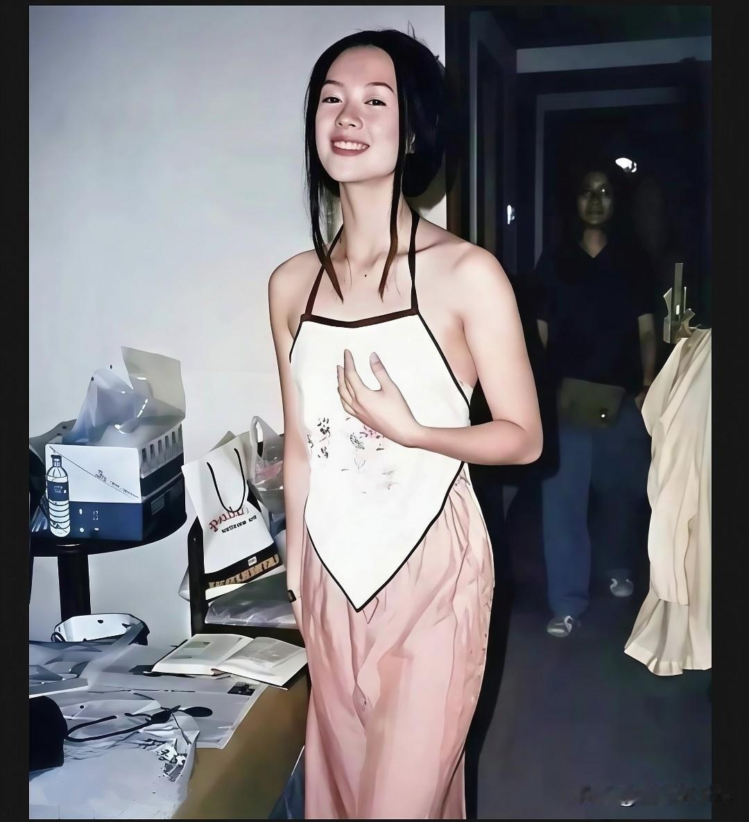 18岁子怡宿舍照，绝了！

家人们！刷到1997年章子怡的大学宿舍旧照，直接被狠