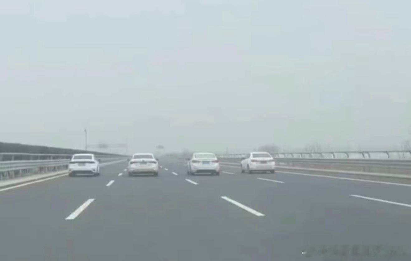 春节回家高速碰到这四大神车并排龟速行驶，怎么破