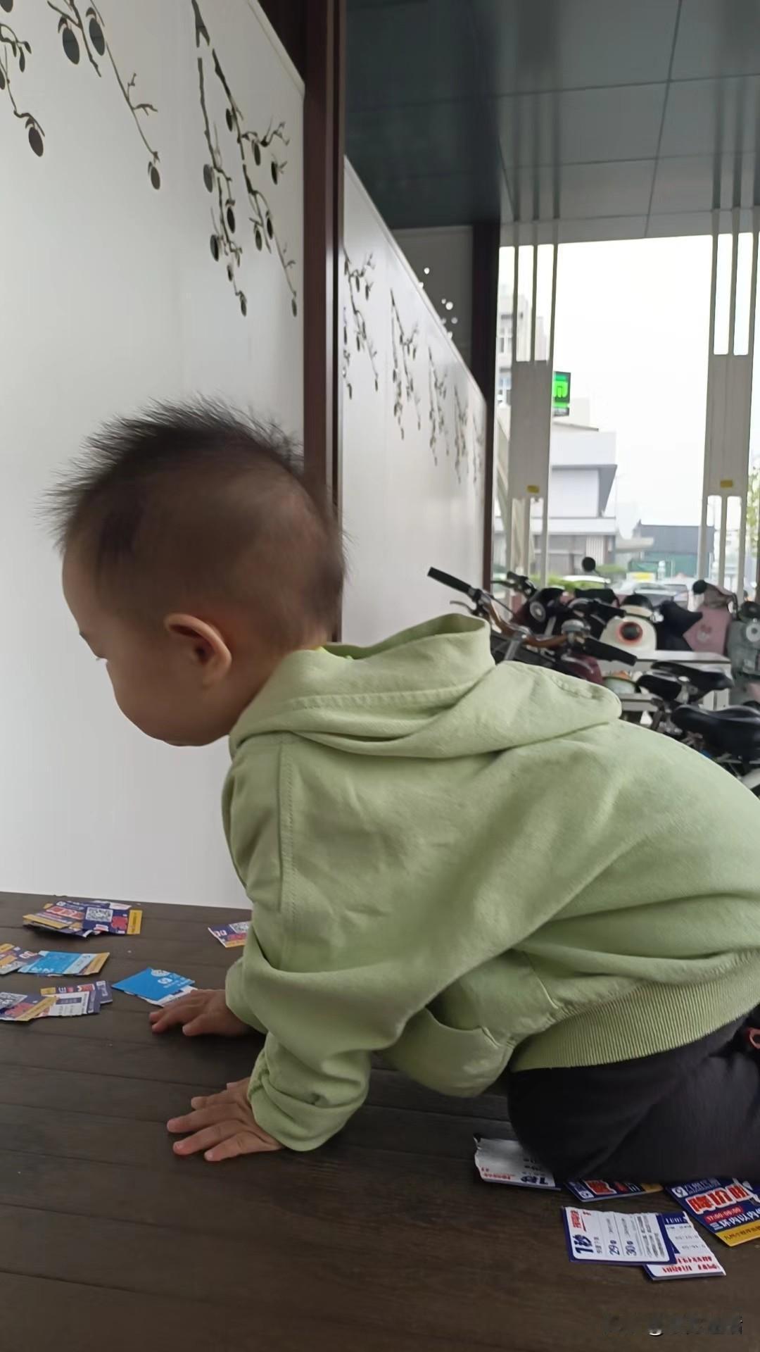婴儿笔记：到爷爷家来
梁东方
婴儿第一次到爷爷家，在陌生的门口犹豫了，看得出来完
