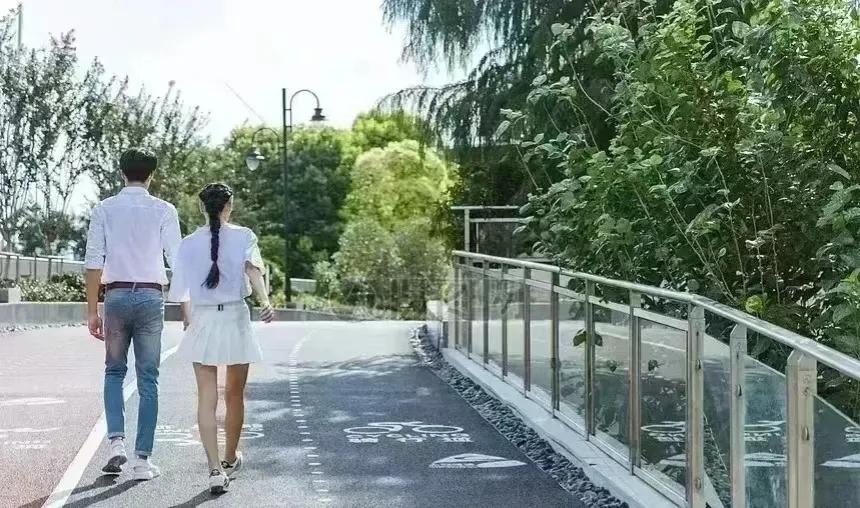 四川成都，一男子觉得妻子异常，怀疑妻子背叛了婚姻。男子叫上朋友去丈母娘家，不料却