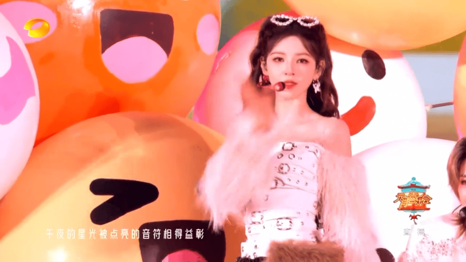 RS女团这段完播率100% 这段真的不够看！RS女团合体的舞台设计感太强了，每一