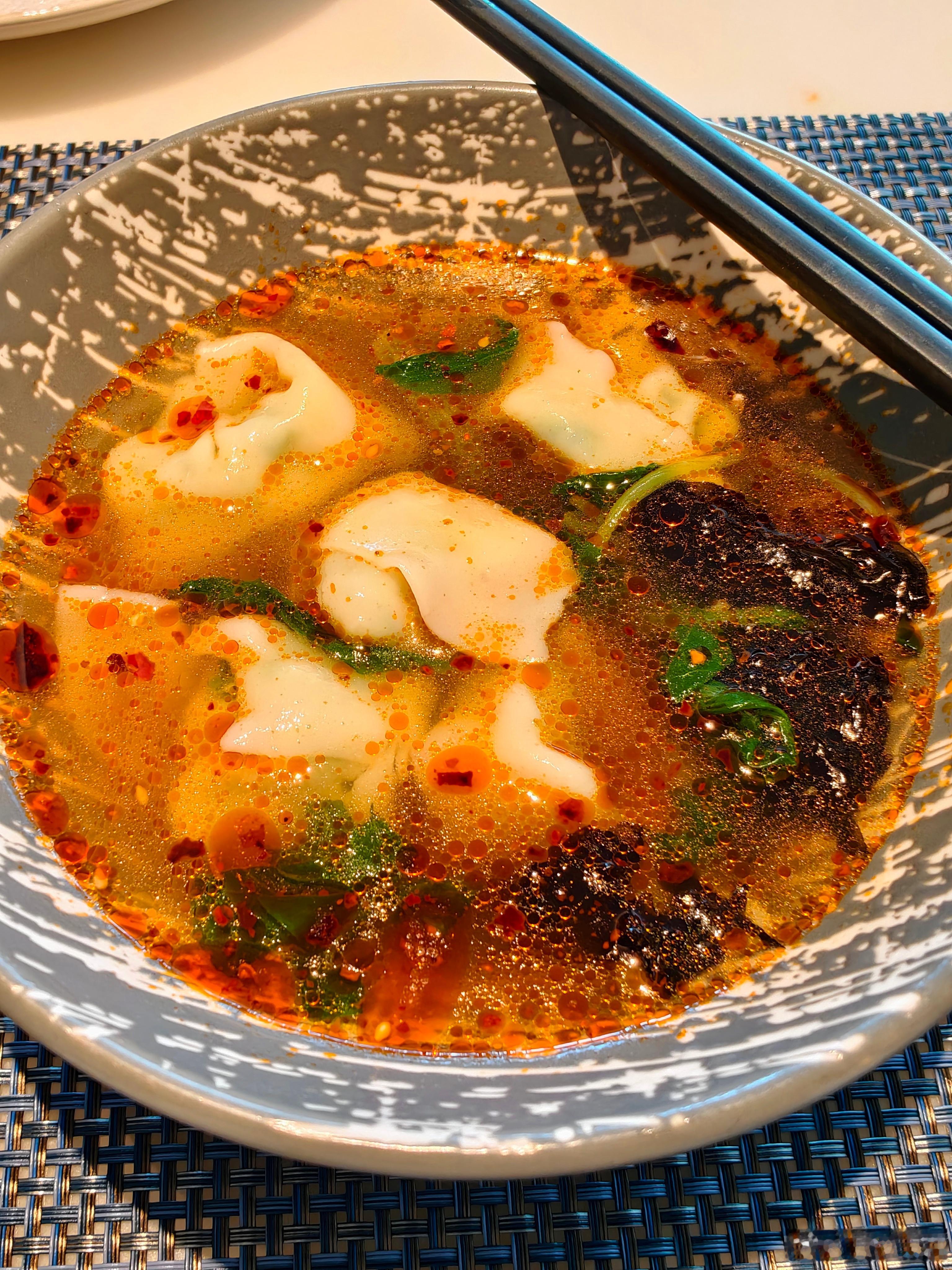 今天“我嗦”不了了本来我是煮了馄饨和粉的mix能嗦的！结果被别的大哥看上拿走了他