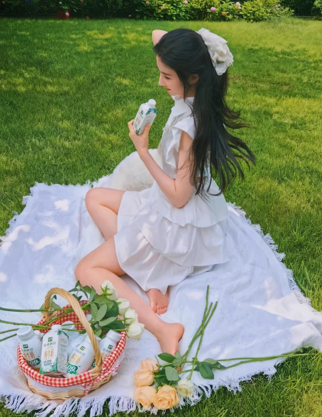 快来康康刘亦菲今日新图🥰
夏日午后的草坪，是自带柔光的浪漫🌿
刘亦菲身着白色