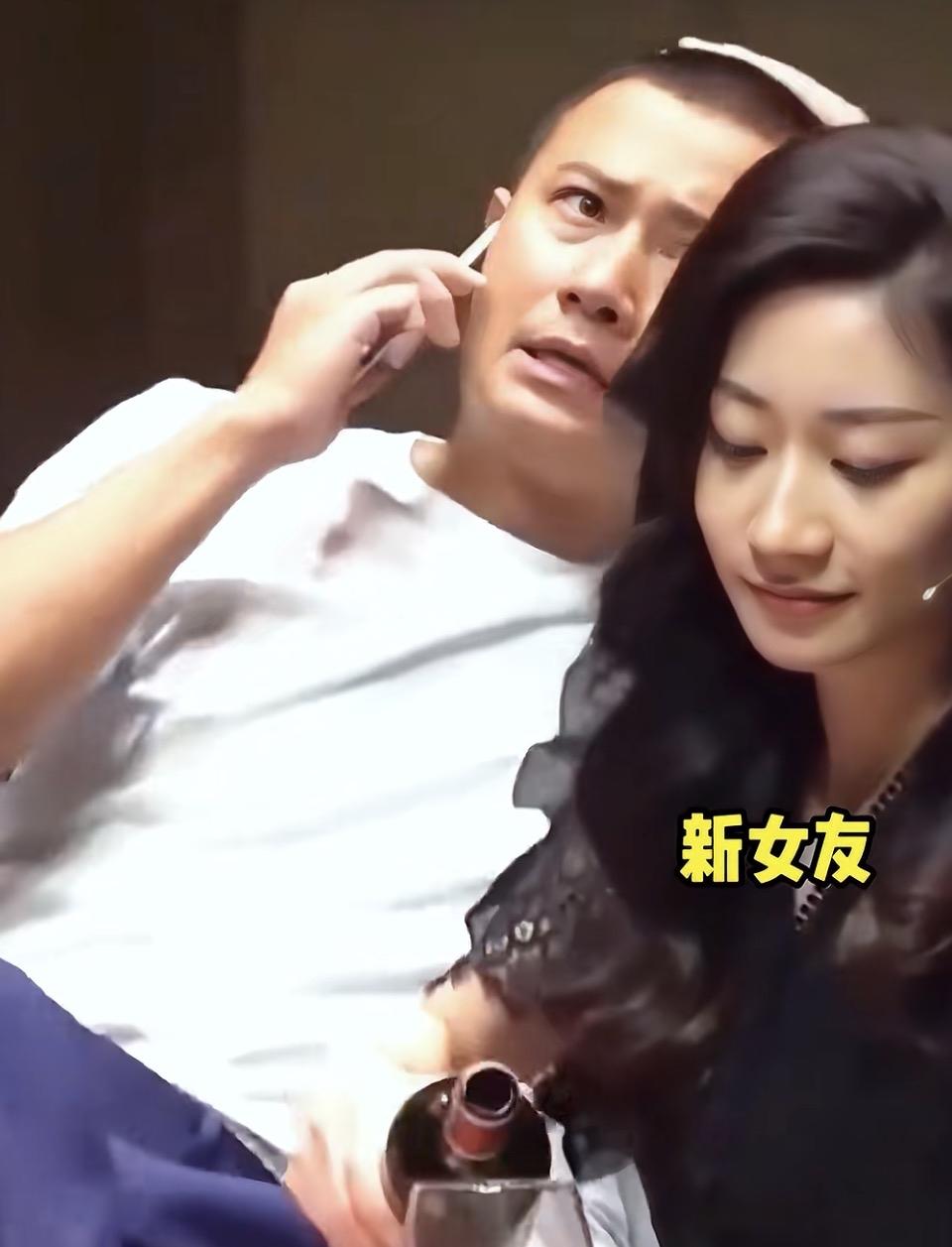 “新女友”在给男朋友倒酒